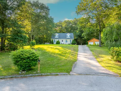 18 Salt Box Cir, Uncasville, CT 06382