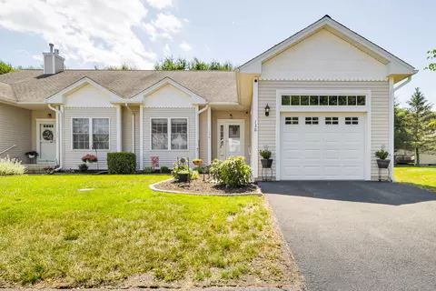 136 Pondview Cir #136, Beacon Falls, CT 06403