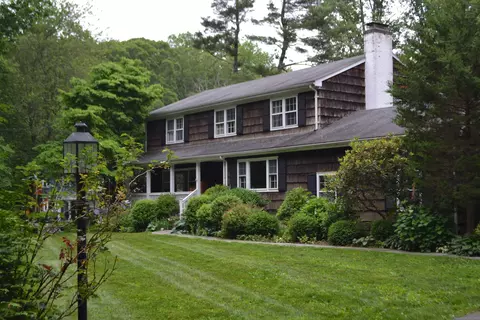17 Mail Coach Dr, Norwalk, CT 06850