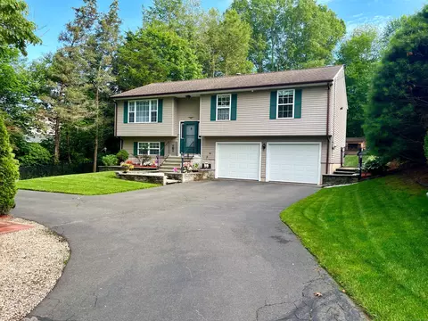 168 Cooper Ln, Hamden, CT 06514