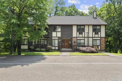 8 Carlisle Ct #8, Brookfield, CT 06804