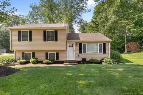 2 Sunwoods Cir, Hamden, CT 06518