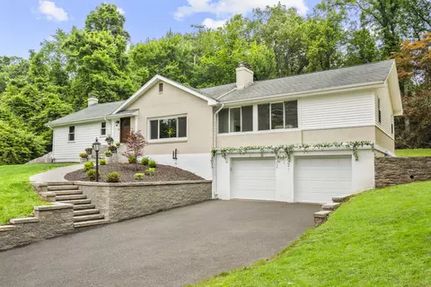 14 Pine Tree Ln, Avon, CT 06001
