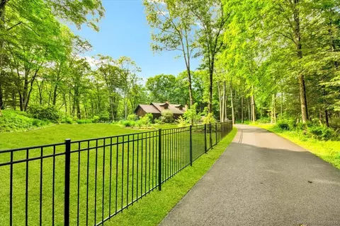 7 Plantation Ct, Bethel, CT 06801