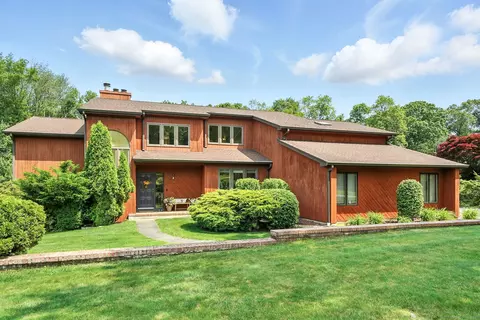 15 Woodridge Ln, New Fairfield, CT 06812