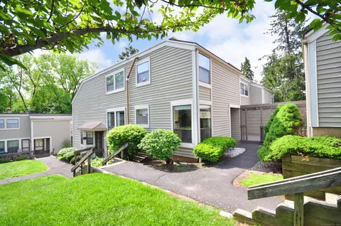 4 Beecher Ln #4, Rocky Hill, CT 06067