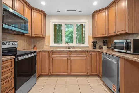 15 Neagle St, Naugatuck, CT 06770