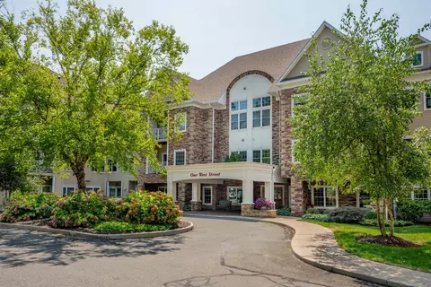 1 West St #206, Simsbury, CT 06070