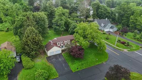 2 Sequoia Dr, Cromwell, CT 06416