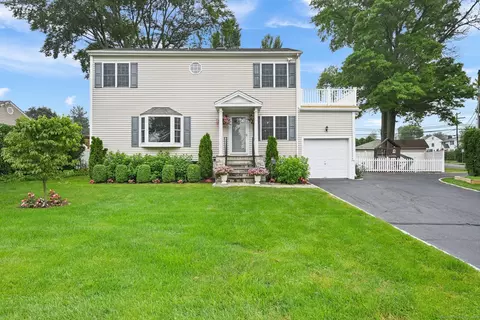 126 Sutton Dr E, Stamford, CT 06906