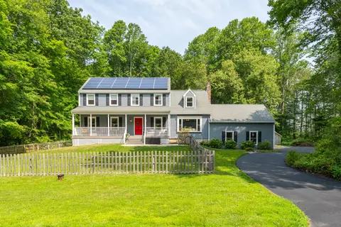 8 Sassafras Ln, Clinton, CT 06413