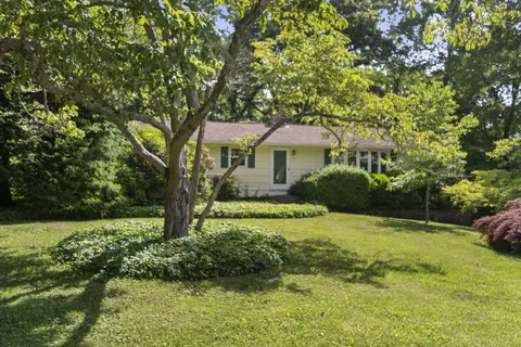 96 Dogwood Ln, Mystic, CT 06355