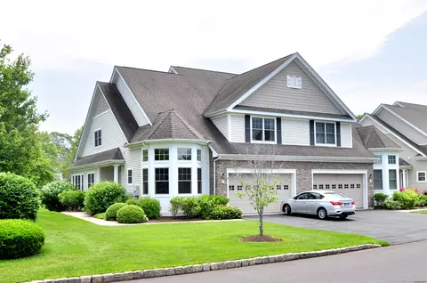 20 Carnoustie Cir, Bloomfield, CT 06002