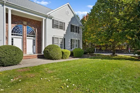 1 Village Dr #1, Trumbull, CT 06611
