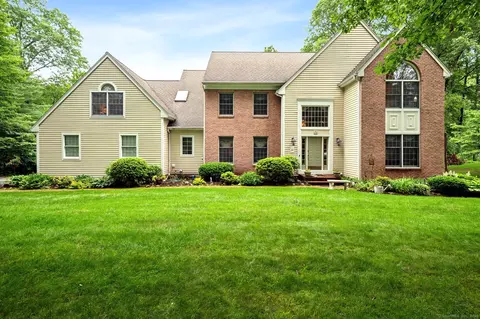 26 Coventry Ln, Avon, CT 06001