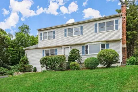 14 Stirrup Dr, Trumbull, CT 06611