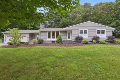 40 Chestnut Ln, Hamden, CT 06518