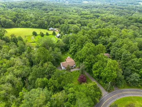 205 Luther Dr, Southbury, CT 06488