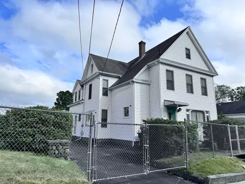16 Center St, Putnam, CT 06260