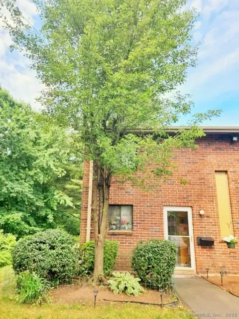 218 Wakefield Cir #218, East Hartford, CT 06118