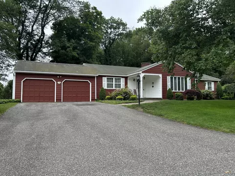 16 Round Hill Cir, Naugatuck, CT 06770