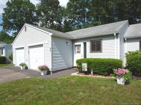 32 Knoll Ln #32, Weatogue, CT 06089