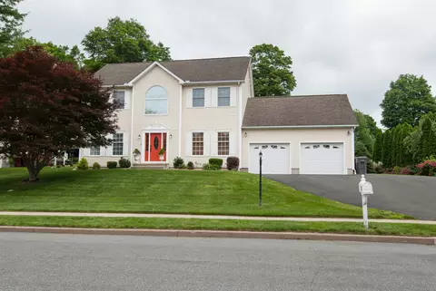 6 Fawn Meadow Dr, Naugatuck, CT 06770