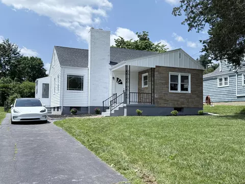 589 S Quaker Ln, West Hartford, CT 06110