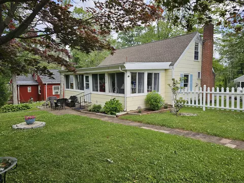 9 Hilltop Rd, New Hartford, CT 06057