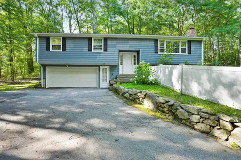 233 Hattertown Rd, Newtown, CT 06470