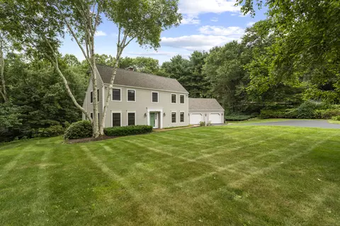 2 Applewood Cmn, East Lyme, CT 06333