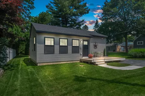 10 1st Ave, Waterford, CT 06385