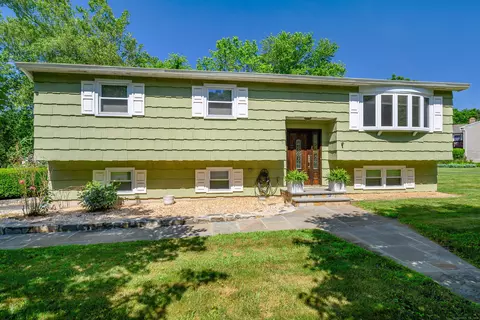 8 Del View Dr, Danbury, CT 06811