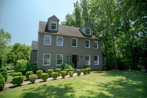 64 Old Pewter Ln, Wethersfield, CT 06109