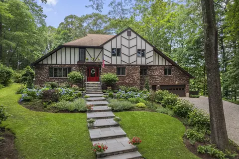 19 Pumpkin Hill Rd, Trumbull, CT 06611