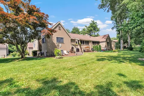 92 Seminole Ln #B, Stratford, CT 06614