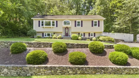 137 Quaker Farms Rd, Oxford, CT 06478