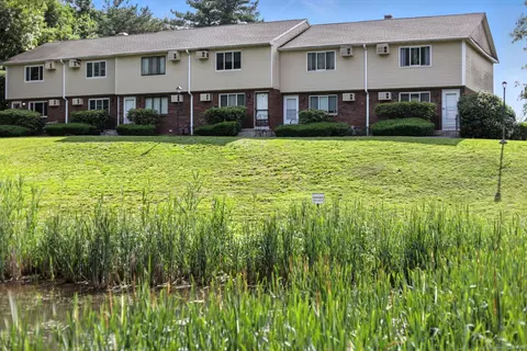 28 Churchill Way #28, Newington, CT 06111