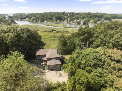 18 Spice Bush Ln, Branford, CT 06405