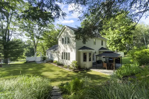 10 Lakeview Ter, Sandy Hook, CT 06482