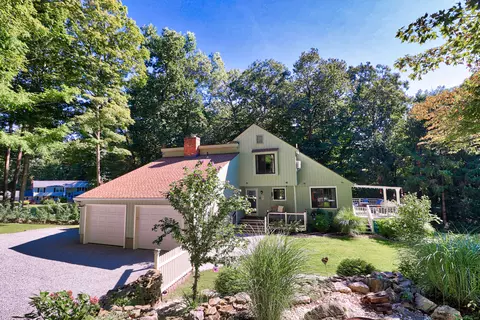 135 Highwoods Dr, Guilford, CT 06437