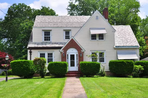 48 Arnoldale Rd, West Hartford, CT 06119