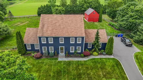 5 Blueberry Ln, Woodbury, CT 06798