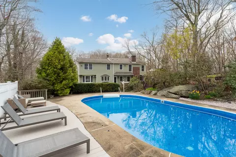 60 Ledgeview Ln, Guilford, CT 06437