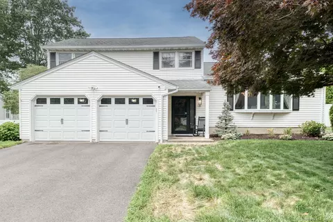 32 Patriot Ln, Newington, CT 06111