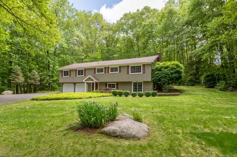 4 Leopard Dr, Sandy Hook, CT 06482