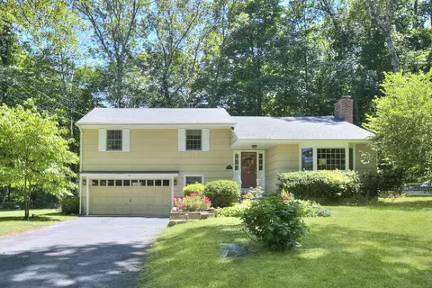 19 Chipmunk Ln, Norwalk, CT 06850