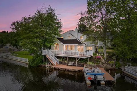 11 Bayside Dr, Wales, MA 01081
