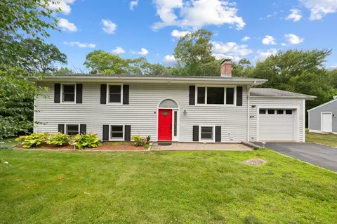 41 Laurel Leaf Dr, Gales Ferry, CT 06335