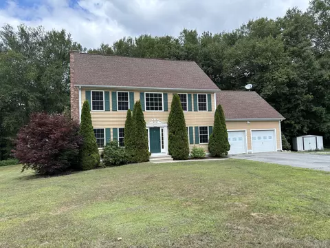 16 Cove Brook Ln, Uncasville, CT 06382